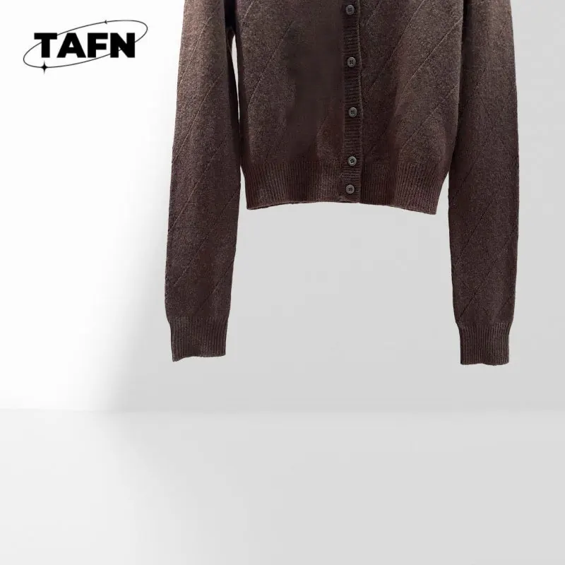 Cárdigan de cachemira de inspiración retro premium para mujer 100% cachemira Elegante y acogedor para diseño retro de 2025 para comodidad informal AK0201