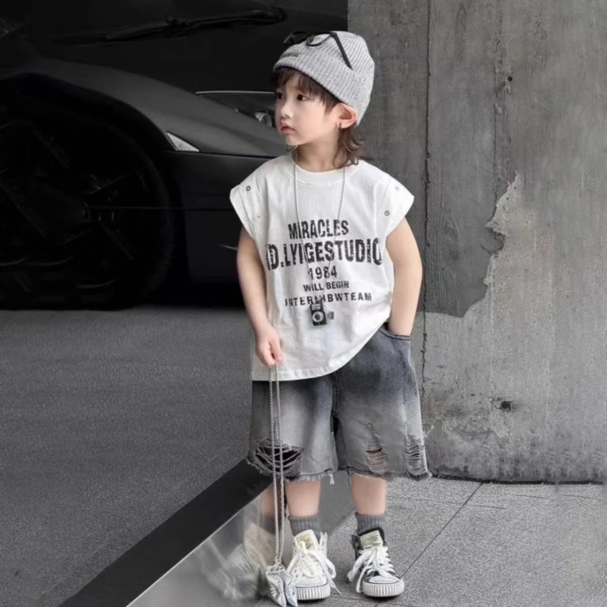 

2026 Summer Korean Style Boys' Sleeveless Tank Top & Ripped Jeans 2-Piece Outfit - Streetwear Cool Kids' Casual Set