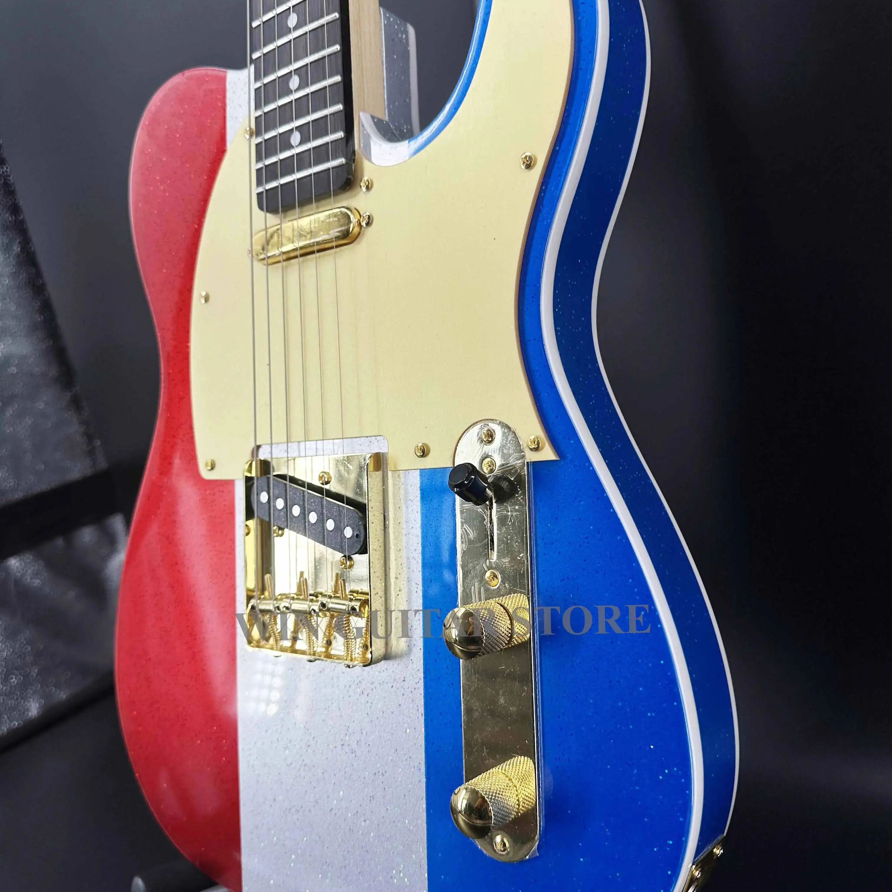E-Gitarre mit dreifarbiger Metalllack und großem körnigen goldenen Accessoires. Ein Weihnachtsgeschenk. Kostenloser Versand