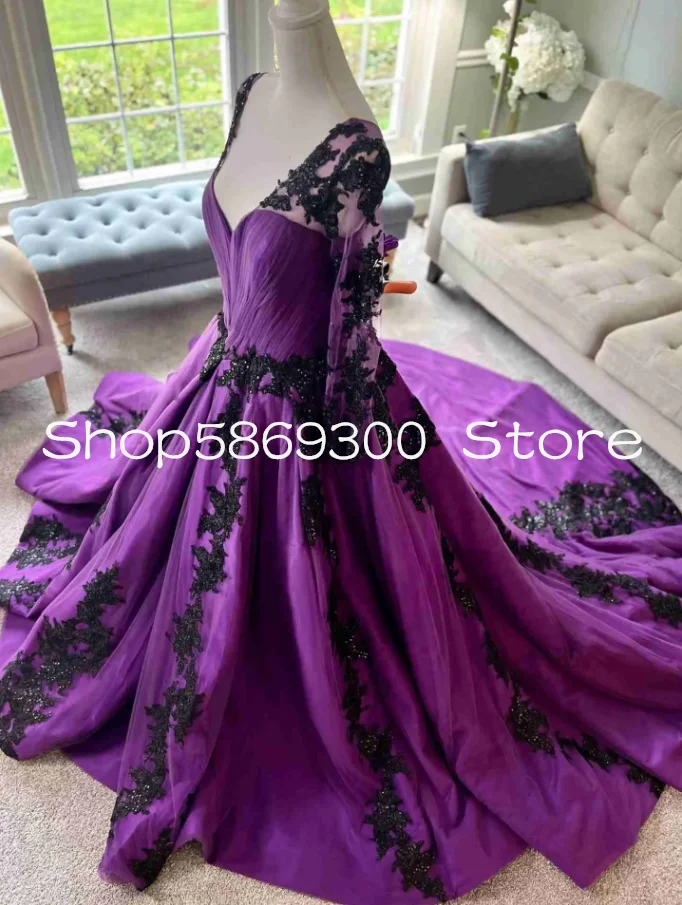 ชุดแต่งงานสไตล์โกธิคสีดำม่วงพร้อมผ้าคลุม แขนยาว ประดับลูกไม้ คอร์เซ็ทผูกเชือก ชุดเจ้าสาวสไตล์คันทรี่ ตัดเย็บตามสั่ง