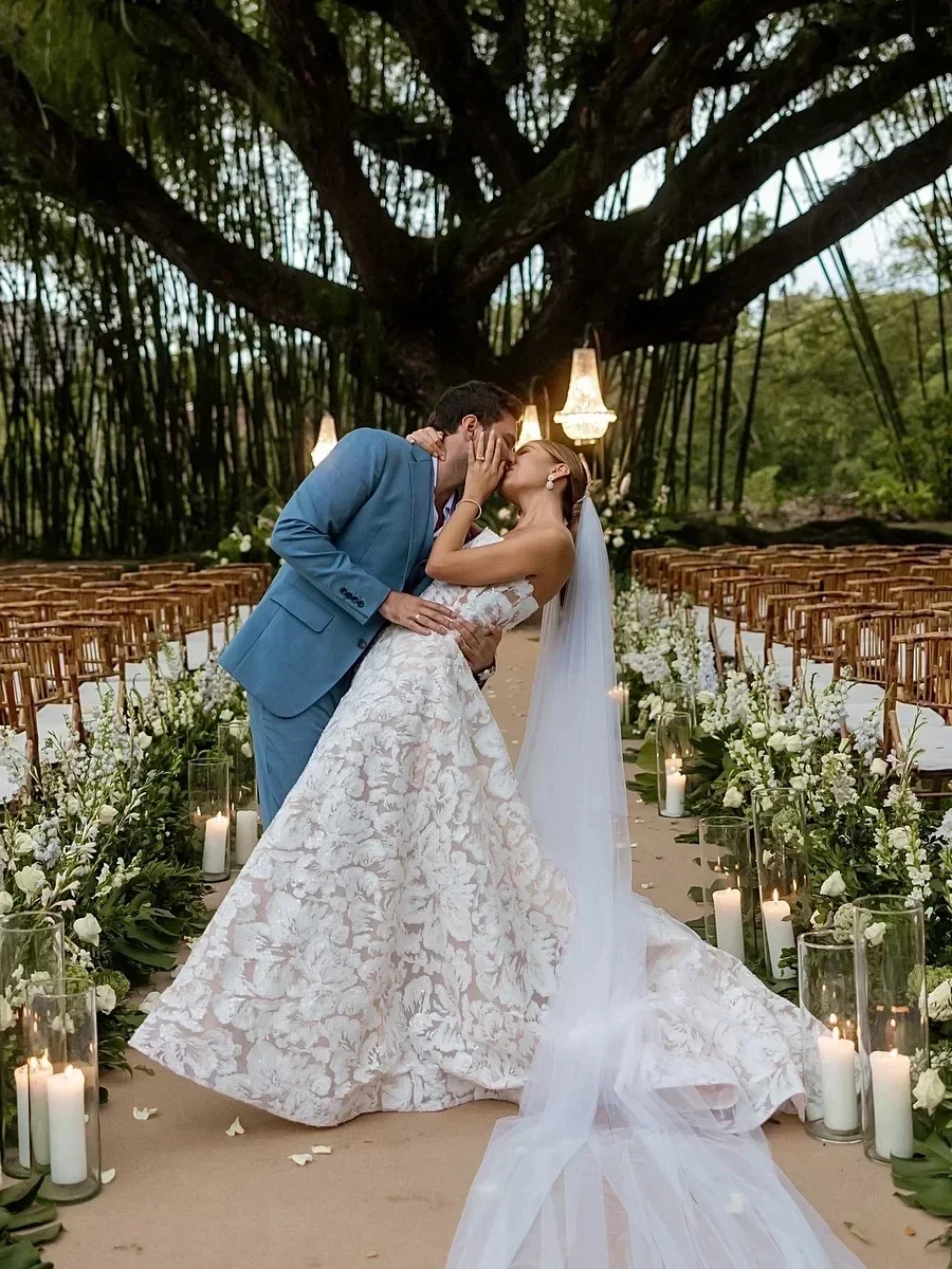 Customized Luxury Strapless Wedding Dress Featuring Stunning Lace Appliques A-Line Silhouette Bridal Dress Vestidos De Novia