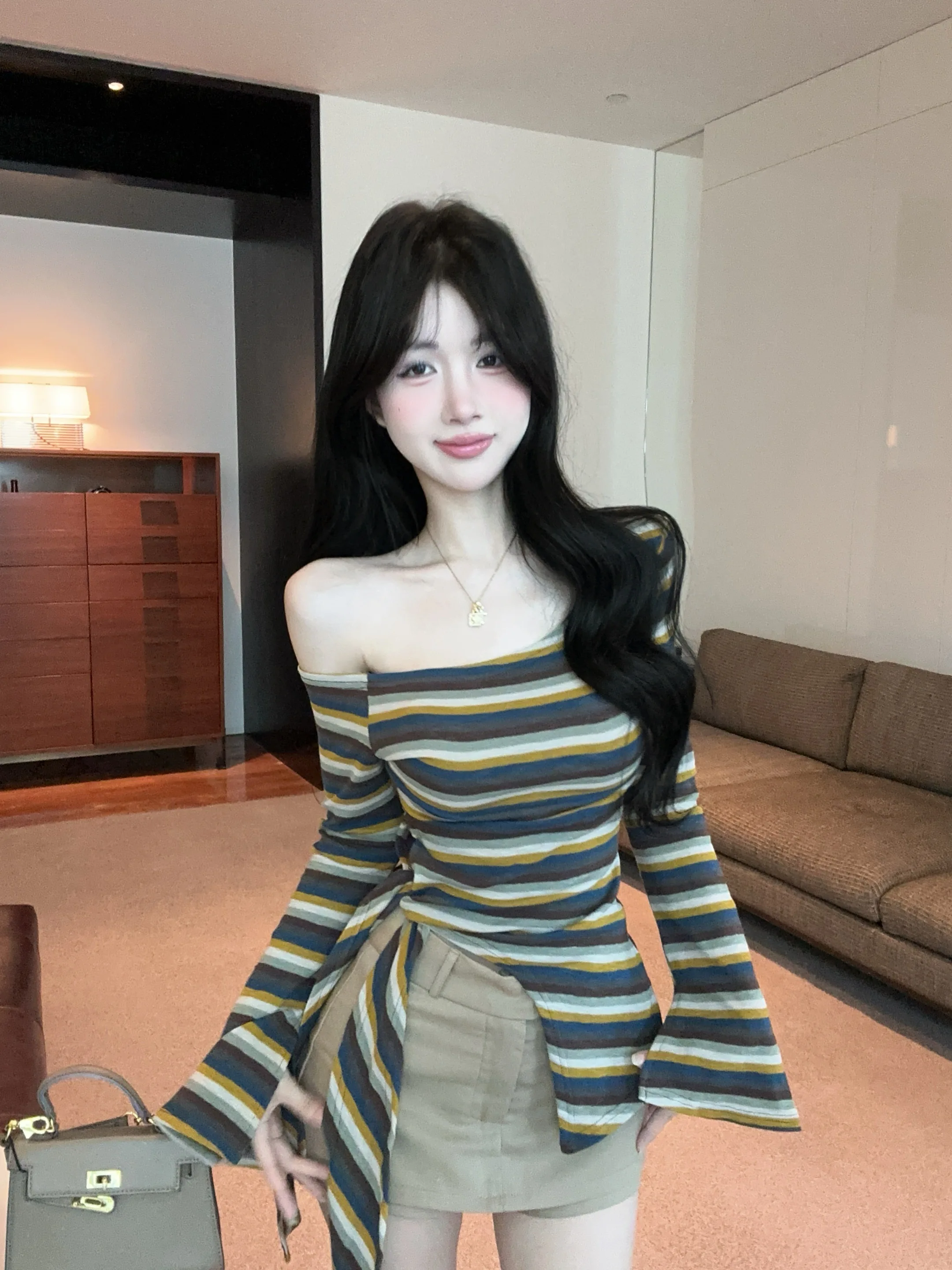 Camiseta Feminina Slim Fit com Listras Coloridas para o Início do Outono, Assimétrica, com Cinto, Manga Longa, Casual, de Algodão