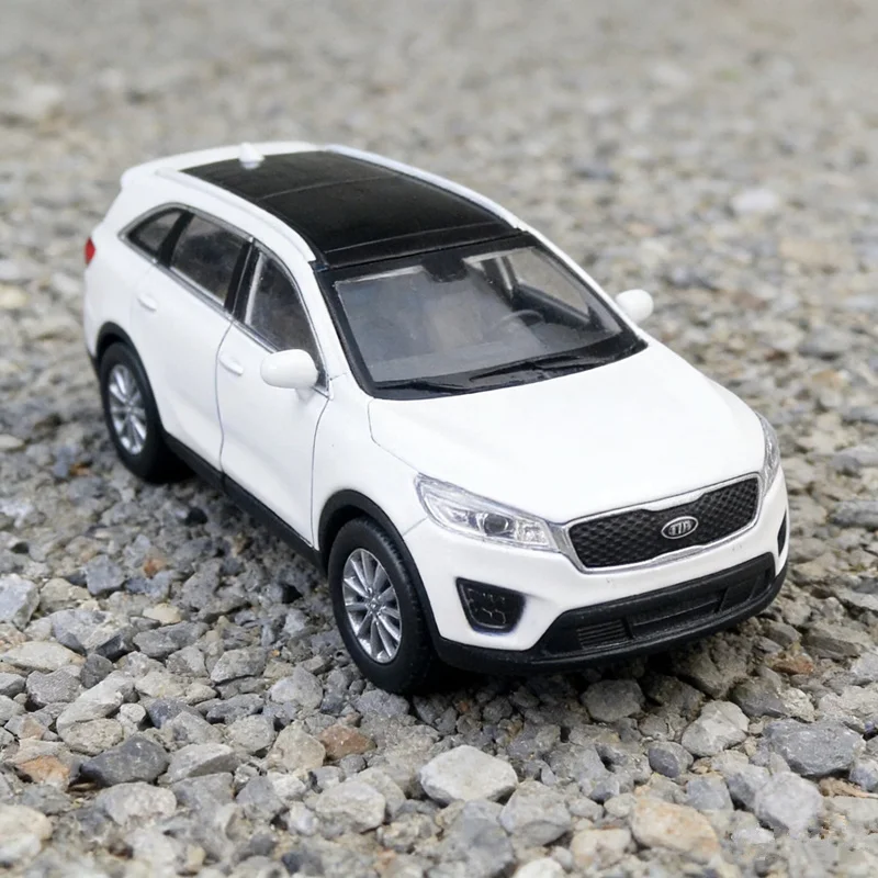 

Масштабная модель автомобиля KIA Sorento SUV 1:36, литая под давлением, из металла, внедорожник, высокодетализированная коллекционная модель, подарок для детей, украшение
