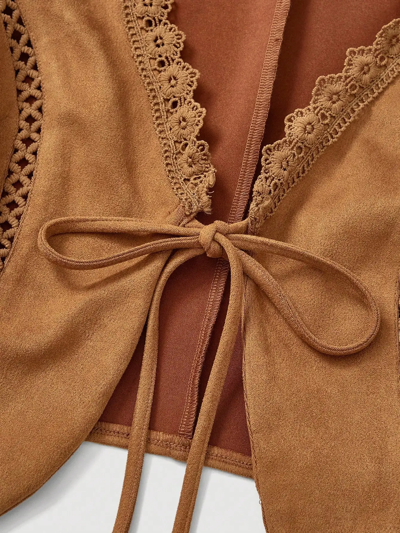 Brązowa kamizelka damska w stylu boho z koronkowym wykończeniem i wiązaniem z przodu, jesienno-zimowa, w stylu western.