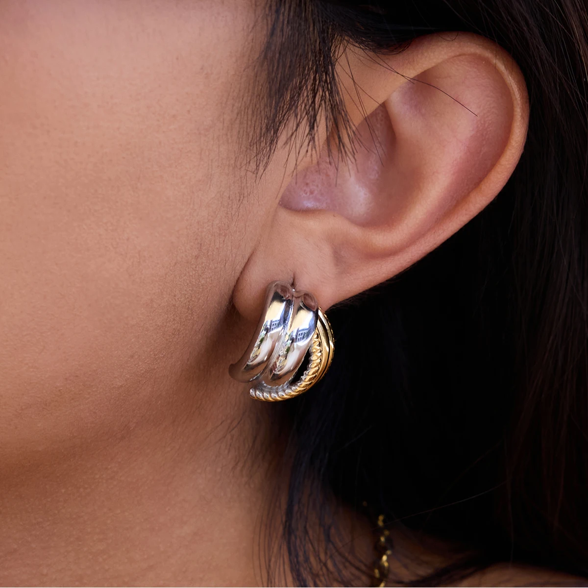 

AIKOER Minimalist 18K Gold Color Plated Gold And Silver Color Matching Threaded Hollow C-Shape Earring Stainless Steel Jewelry