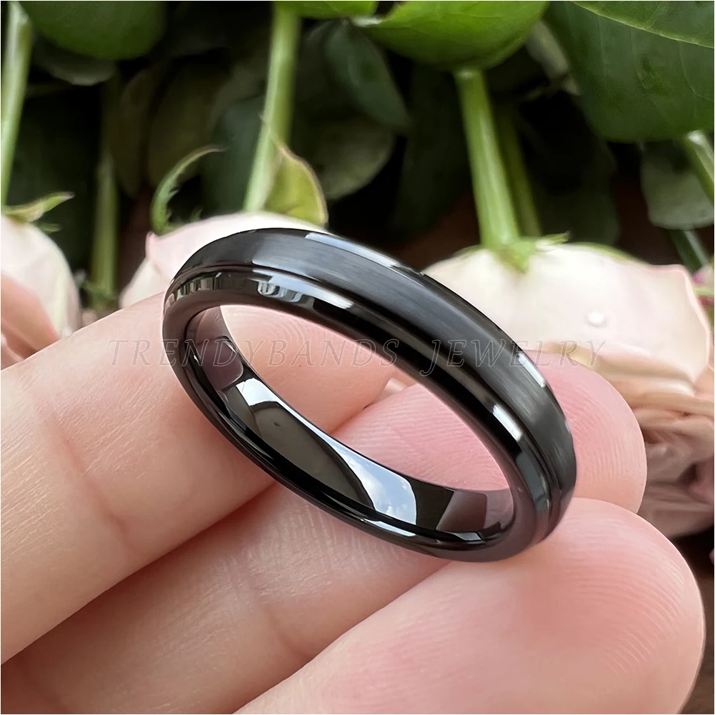 Anillo de carburo de tungsteno para hombre y mujer, joyería negra de 4mm, banda de boda con bordes biselados escalonados, acabado cepillado, ajuste