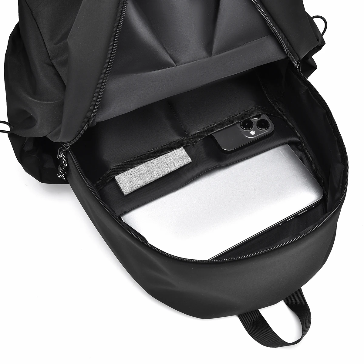 Una pratica borsa a tracolla resistente all'usura è comoda da viaggiare e è alla moda e multifunzionale