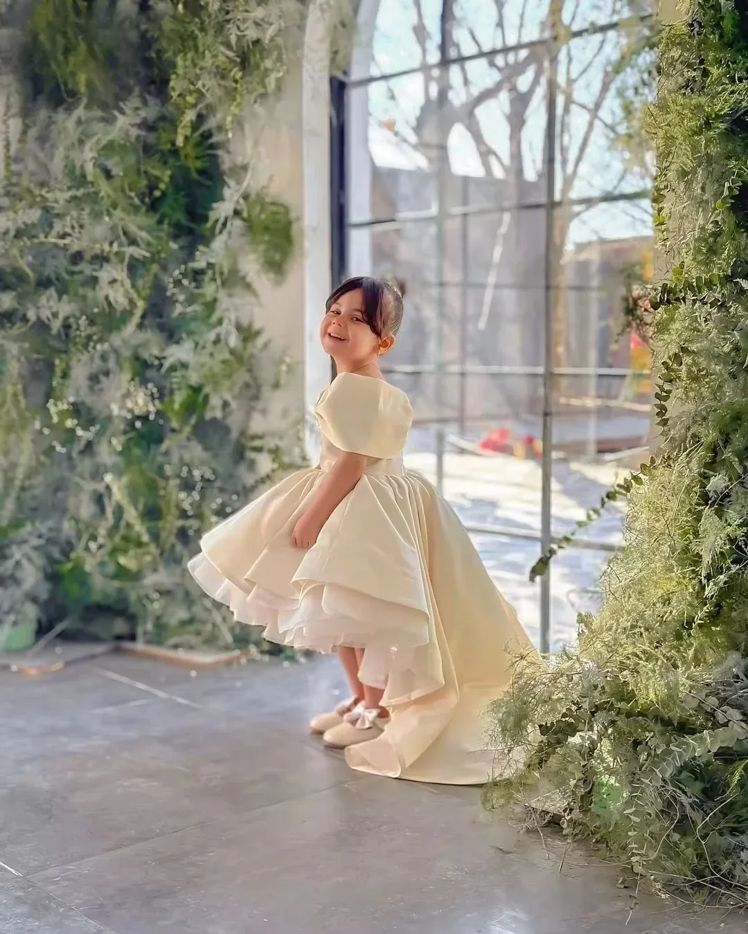 Vestidos personalizados de cetim para meninas, vestidos para casamento, ombro de fora, comprimento alto e baixo, primeira comunhão, bebês, crianças, vestidos de festa de aniversário