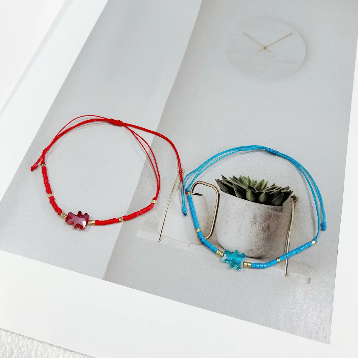 A 12-Piece Set of Colorful Rice Bead Beaded Woven Fashionable and Cute Little Bear Boy and Girl Adjustable Bracelet