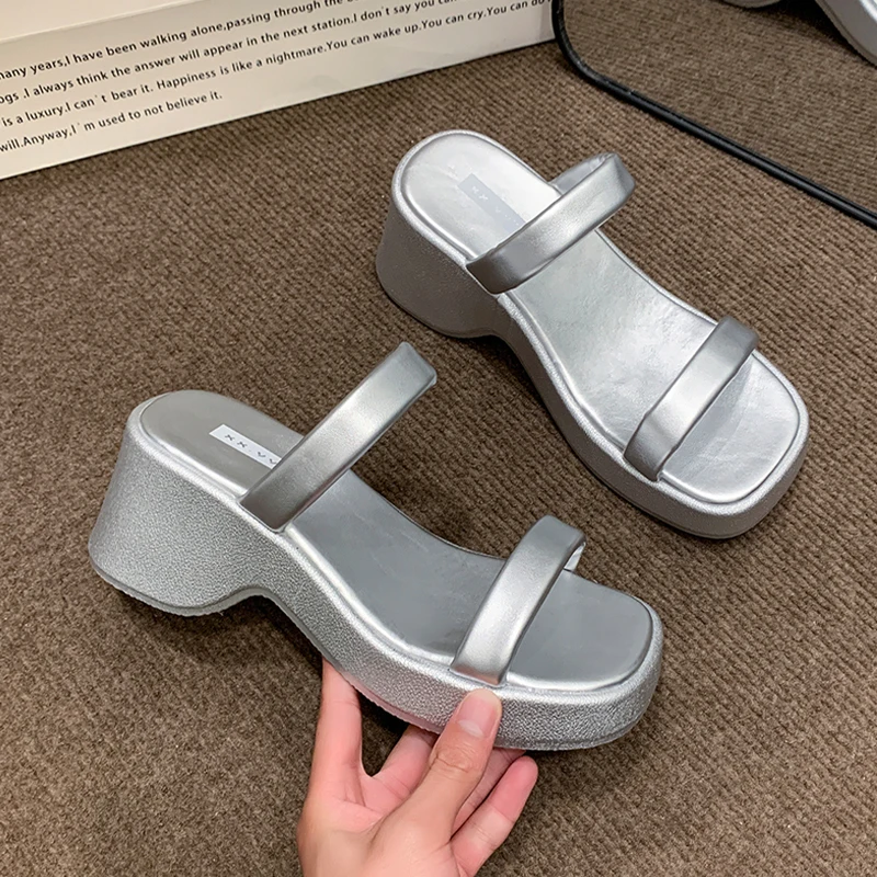 

Женские шлепанцы на платформе, модные туфли на высоком каблуке, летние повседневные сандалии, пляжные вьетнамки, массивные шлепанцы 2026, женская обувь