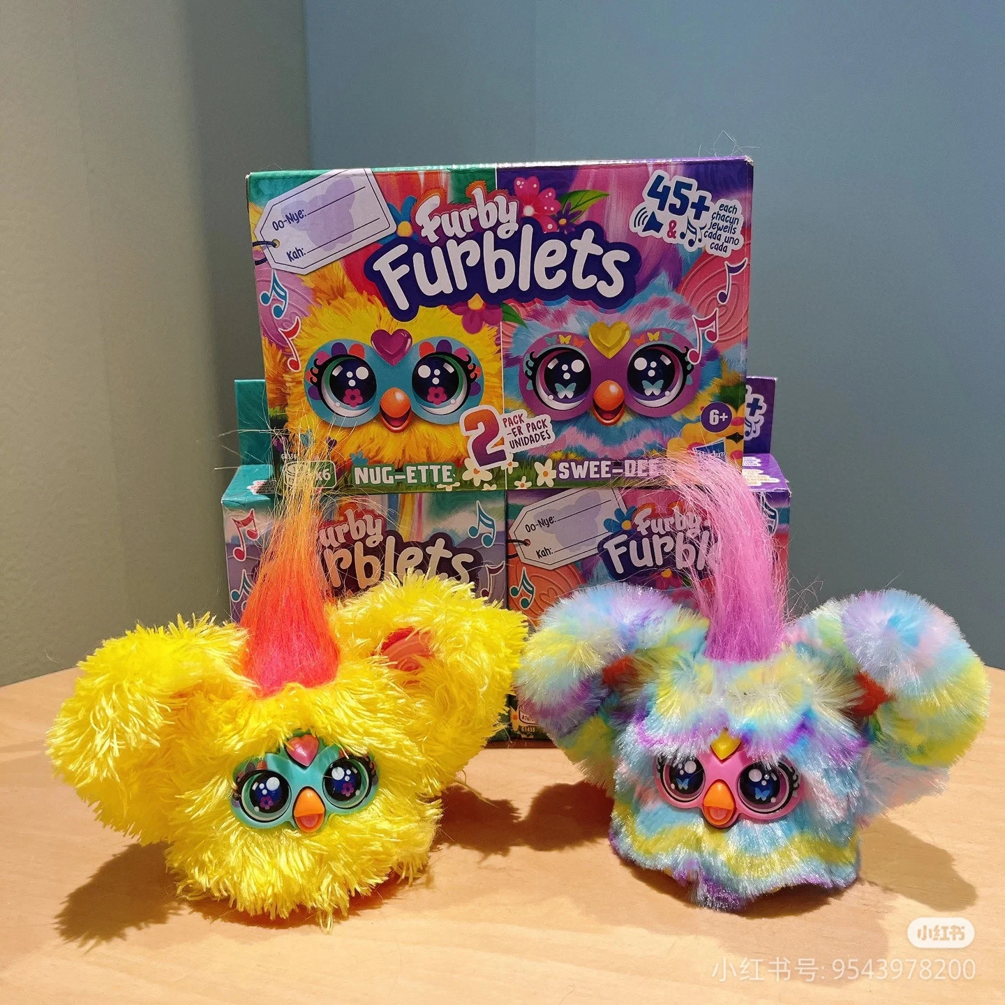 Furby Furblets Fierce & Fabulous Lot de 2 Greenie-Meanie & May-May avec 45 sons chacun Jouets en peluche électroniques Cadeaux du Nouvel An