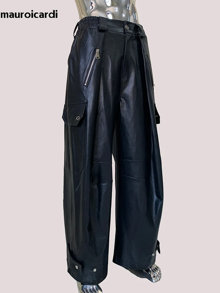 Mauroicardi ฤดูใบไม้ผลิฤดูใบไม้ร่วงยาว Baggy สีดํา PU หนังขากว้างกางเกง Cargo ผู้ชาย Elastic เอว Luxury Designer Emo เสื้อผ้า 2025