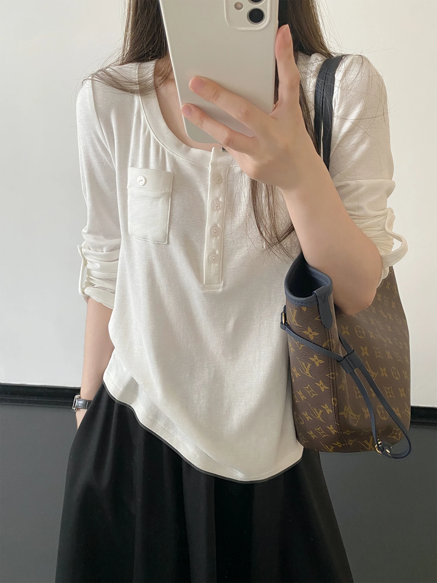 

SunYeo Paper Figure Double Pocket Design Spring Summer Long Sleeve T-Shirt Henry Collar Base Shirt Women's Top Loose Fit Style