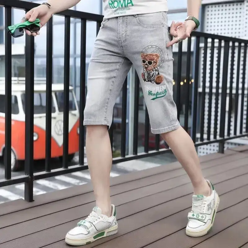 Moda verão masculina casual urso reto bordado denim shorts 2025 novas calças de comprimento médio magro cinco pontos calças curtas jeans