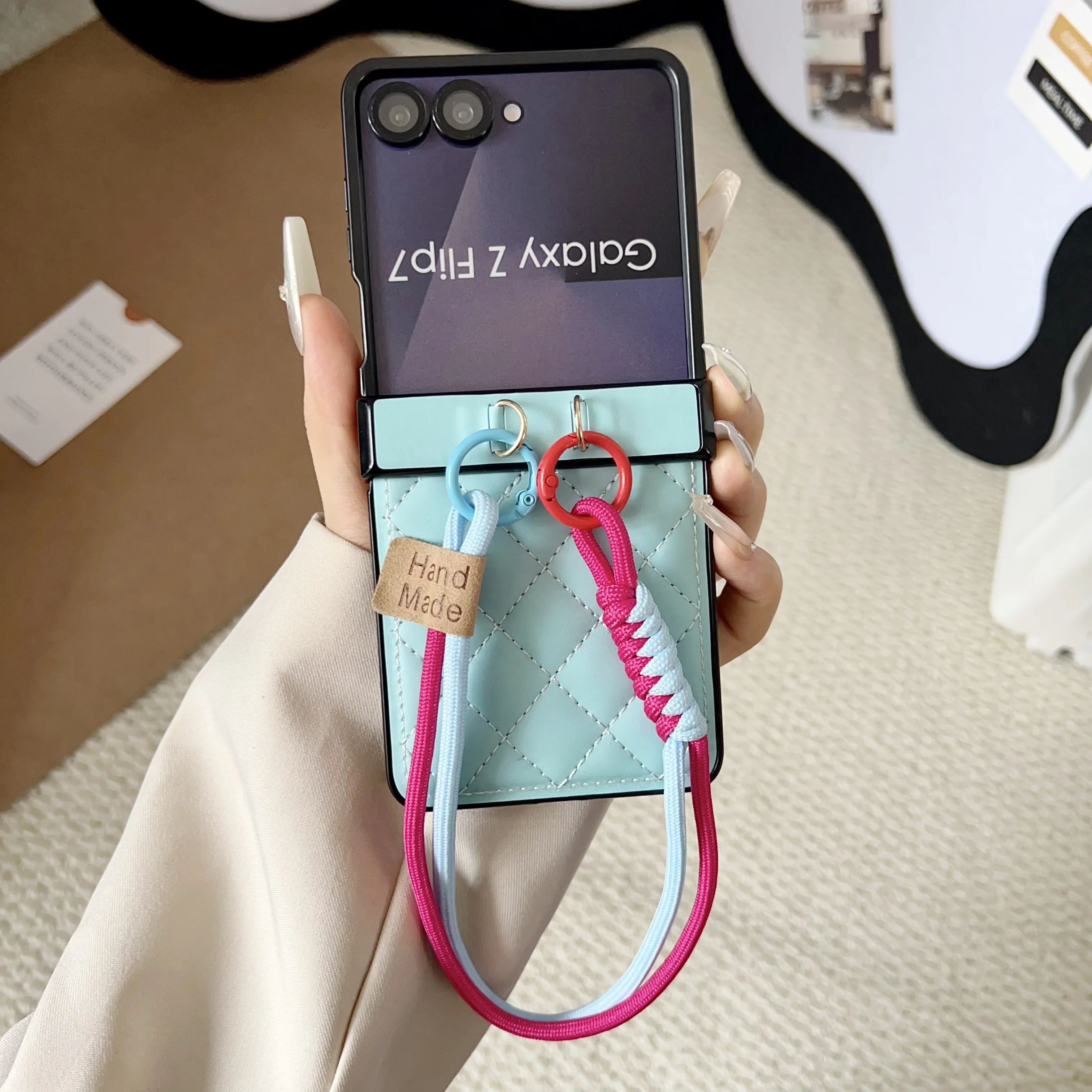 Rhombus Retro Handgelenkschlaufe PU-Leder Handyhülle für Samsung Galaxy Flip 7 FE 6 5 4 3 Flip7 stoßfeste Scharnierabdeckung – Detail 5