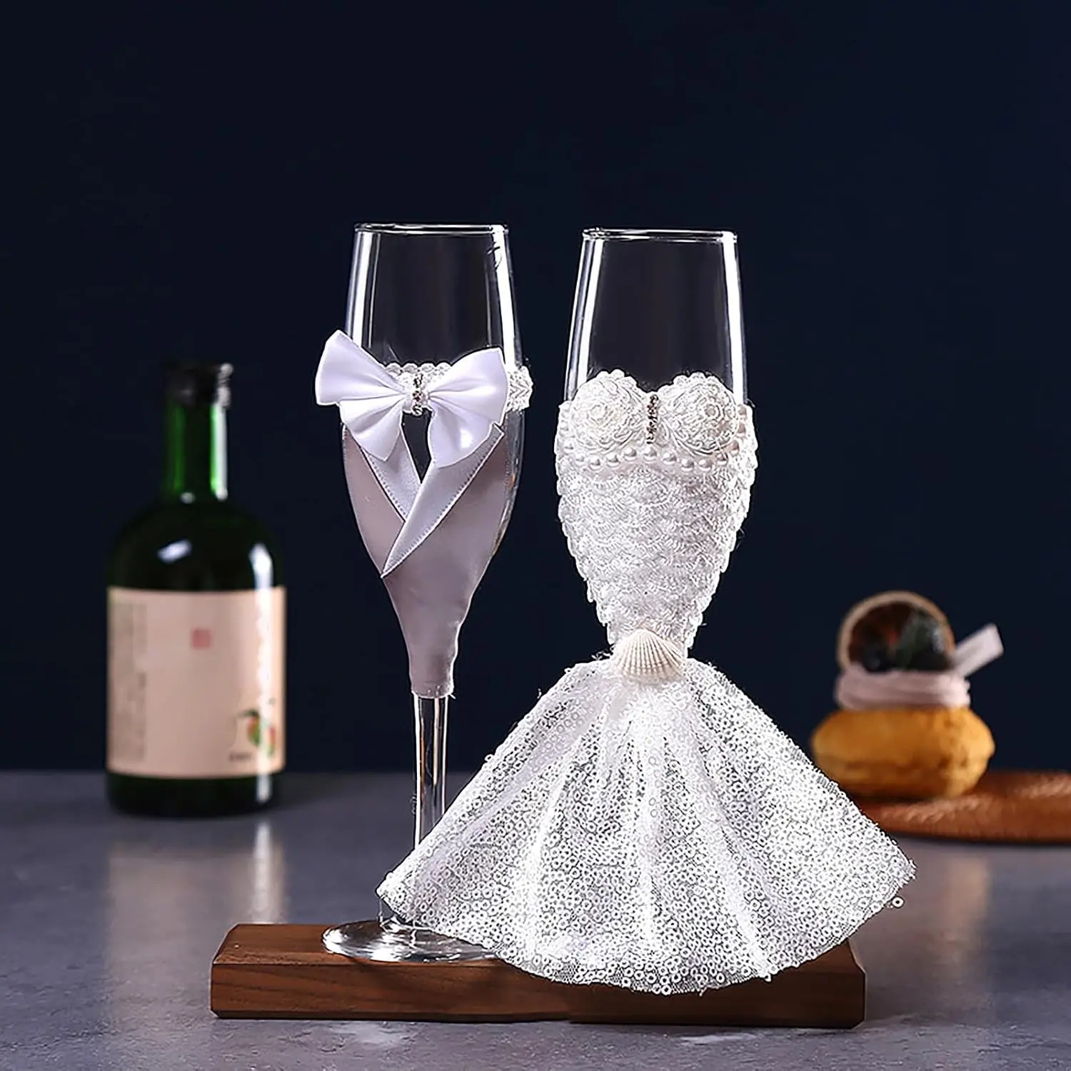 Delicate wedding wine glasses Wedding dress style Champagne glasses Romantic glasses for the bride and groom's banquet