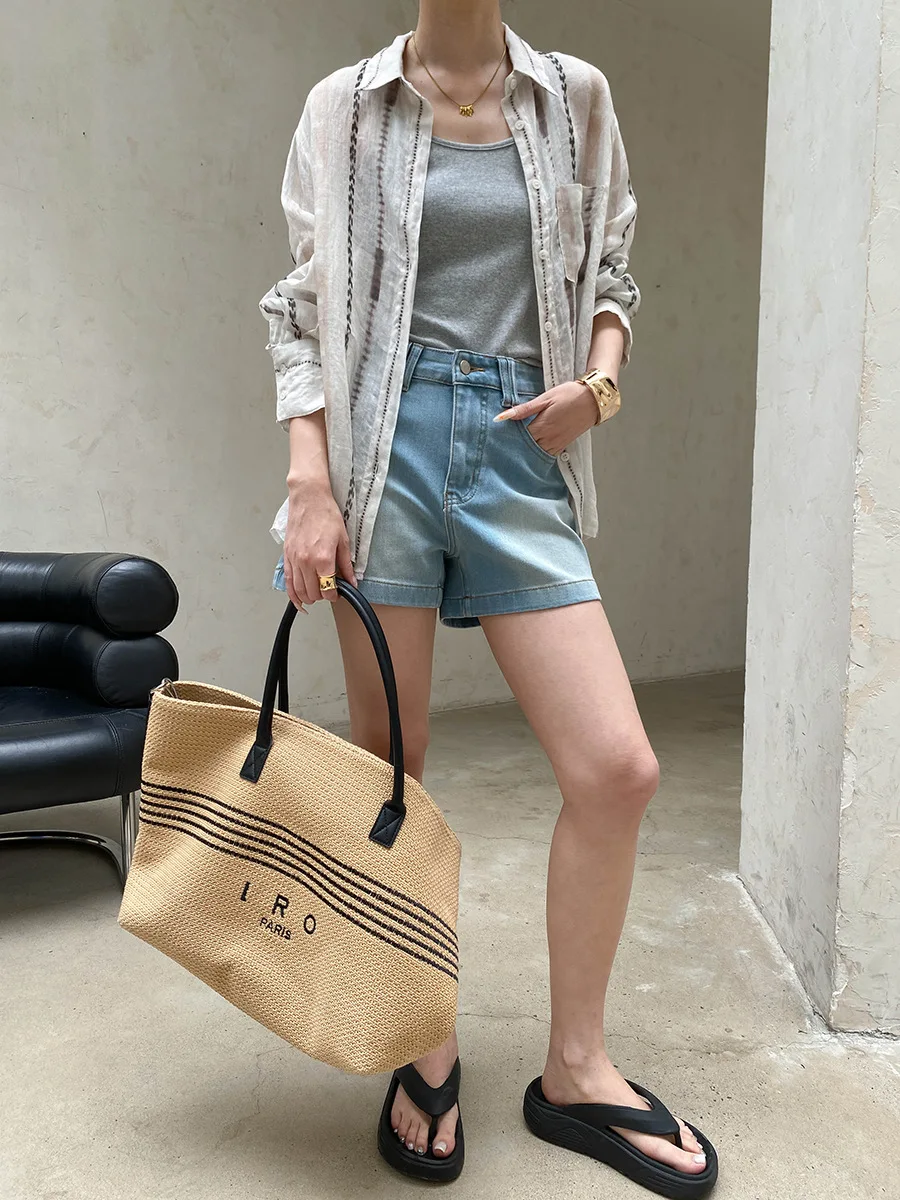 Sommerliche Damen-Casual-Shorts aus Denim in einfarbigem Design mit weitem Bein und A-Linie, figurschmeichelnd und als Hotpants geeignet. – Detail 9