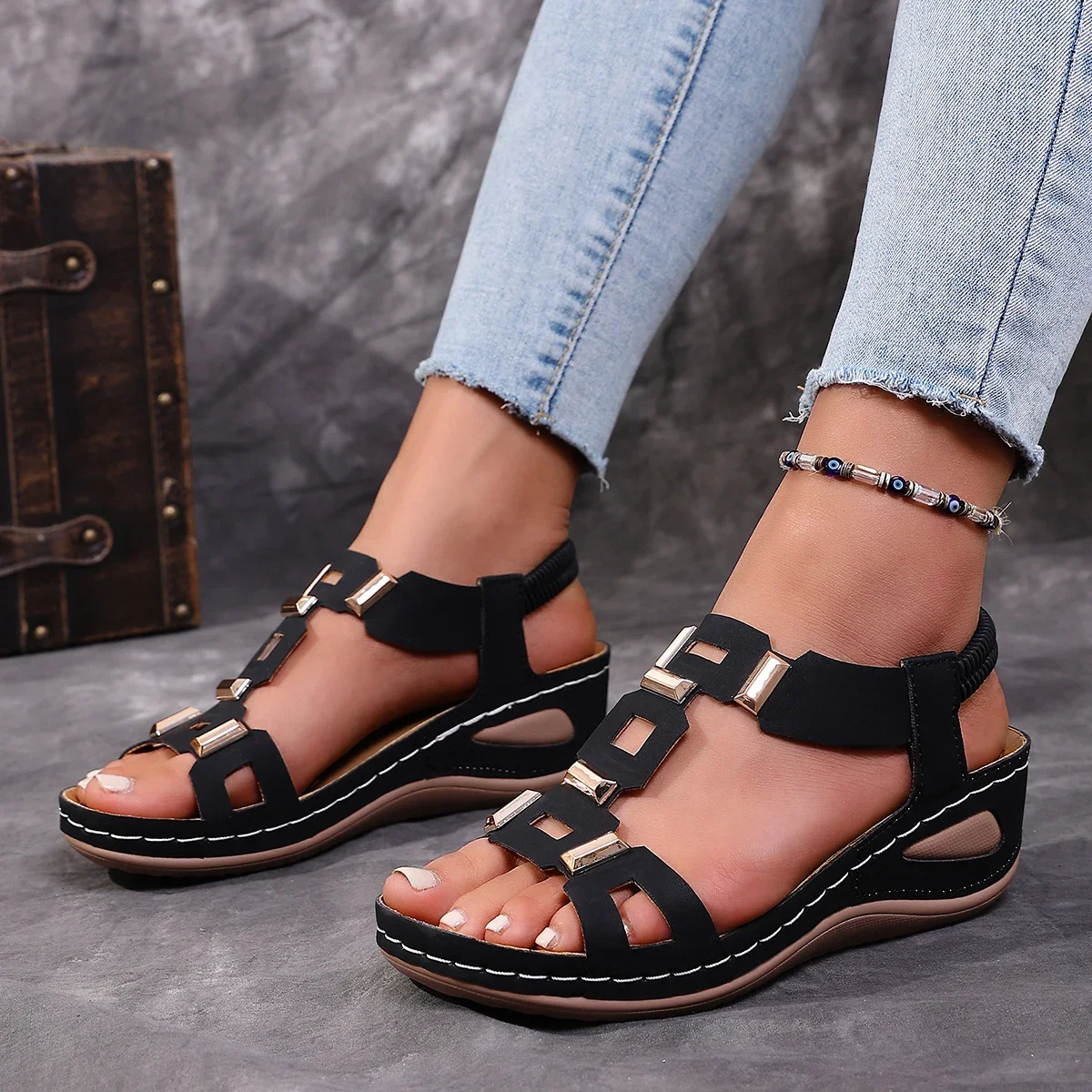 Große Damen-Sandalen im römischen Stil, Designer-Strandpantoffeln, Sommerschuhe mit Keilabsatz, bequeme Outdoor-Slipper für Damen – Detail 8