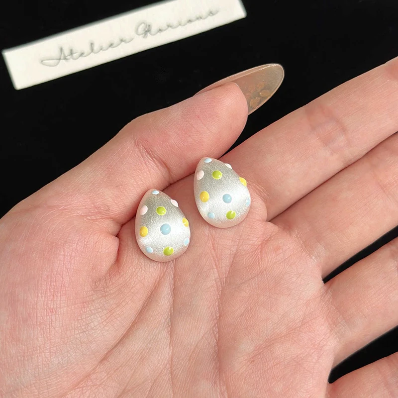 Macaron-farbige, gepunktete, silberfarbene, gebürstete, tropfenförmige Ohrringe für Damen, trendiges Accessoire, vielseitiges Schmuckdesign, modisch – Detail 7