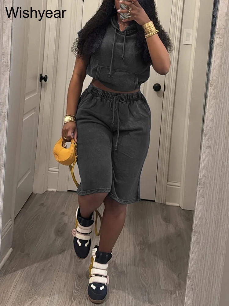 Conjunto de 2 piezas de chándal urbano para mujer, estilo Y2K, de verano: Sudadera con capucha sin mangas negra elástica lavada y pantalones cortos hasta la rodilla con cordón.
