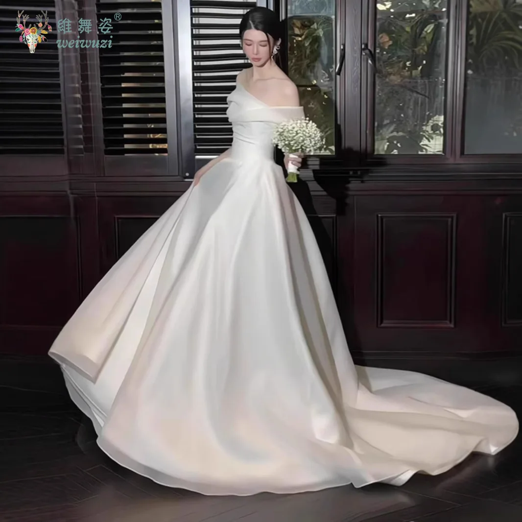 Abito da sposa da sposa con strascico in stile francese minimalista con spalle scoperte e abito da sposa a trapezio e leggero sul pavimento