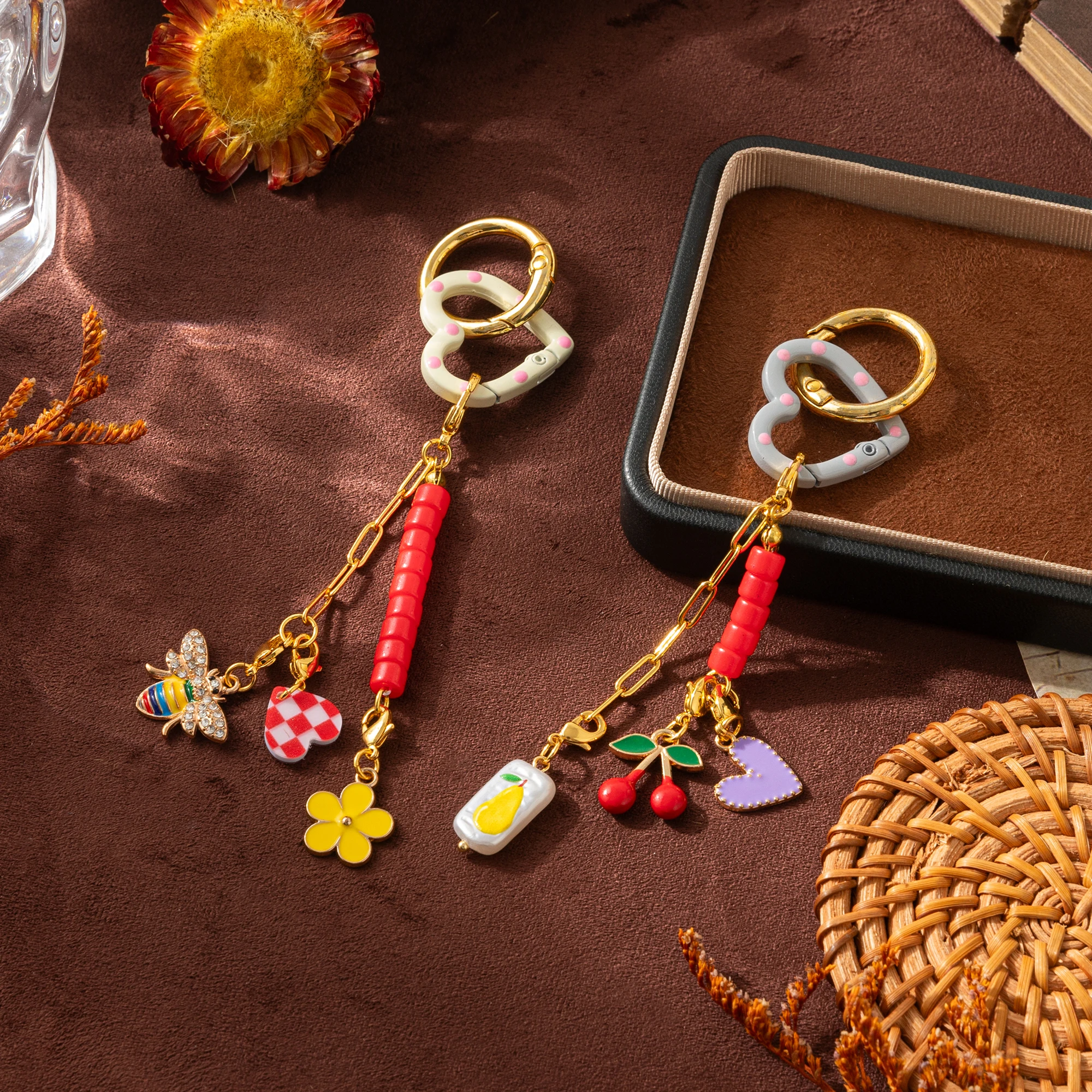 Fashionable and trendy keychains DIY bags pendants pendants and free matching brooch accessories