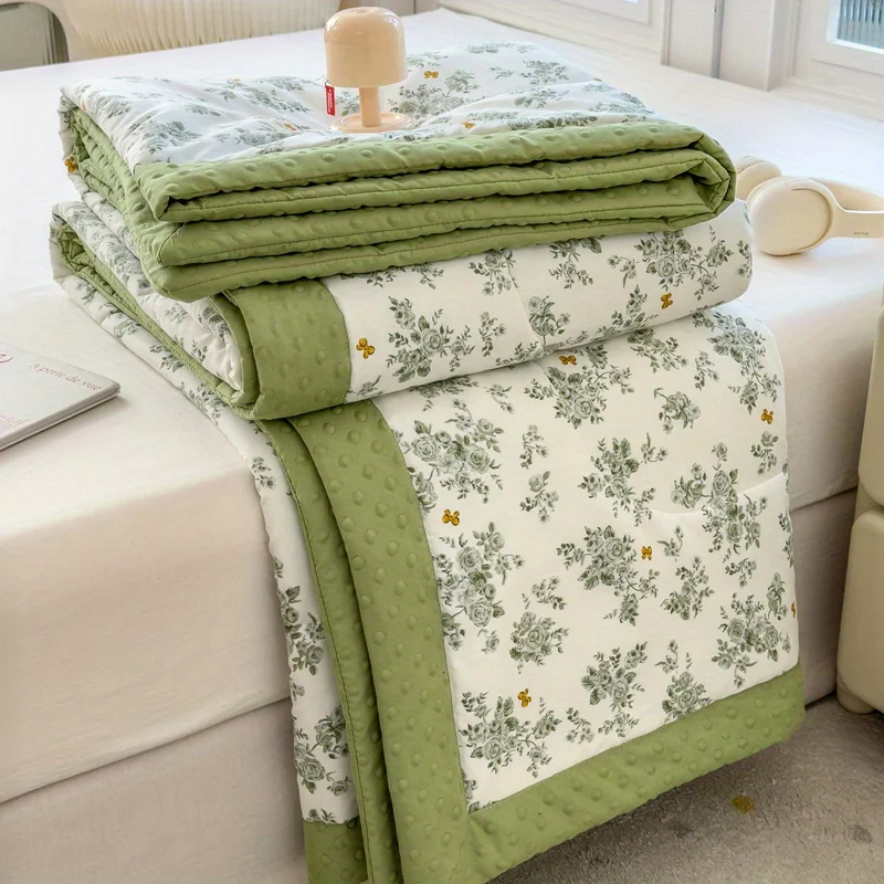 Quilt Lightweight Blanket with Floral Prints Made of High-Quality Polyester Fabric And Ultra-Fine Fiber Filling for Bedrooms