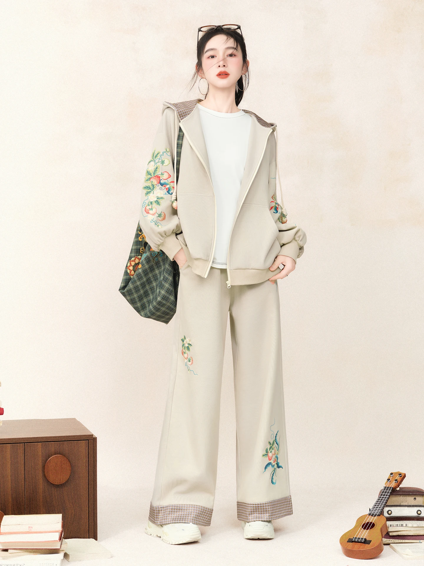 

Solo Original Red Bead Embroidery Hoodie Sweatirt And Sports Pants Set Women's Casual Spring Faion Cotton Ensemble