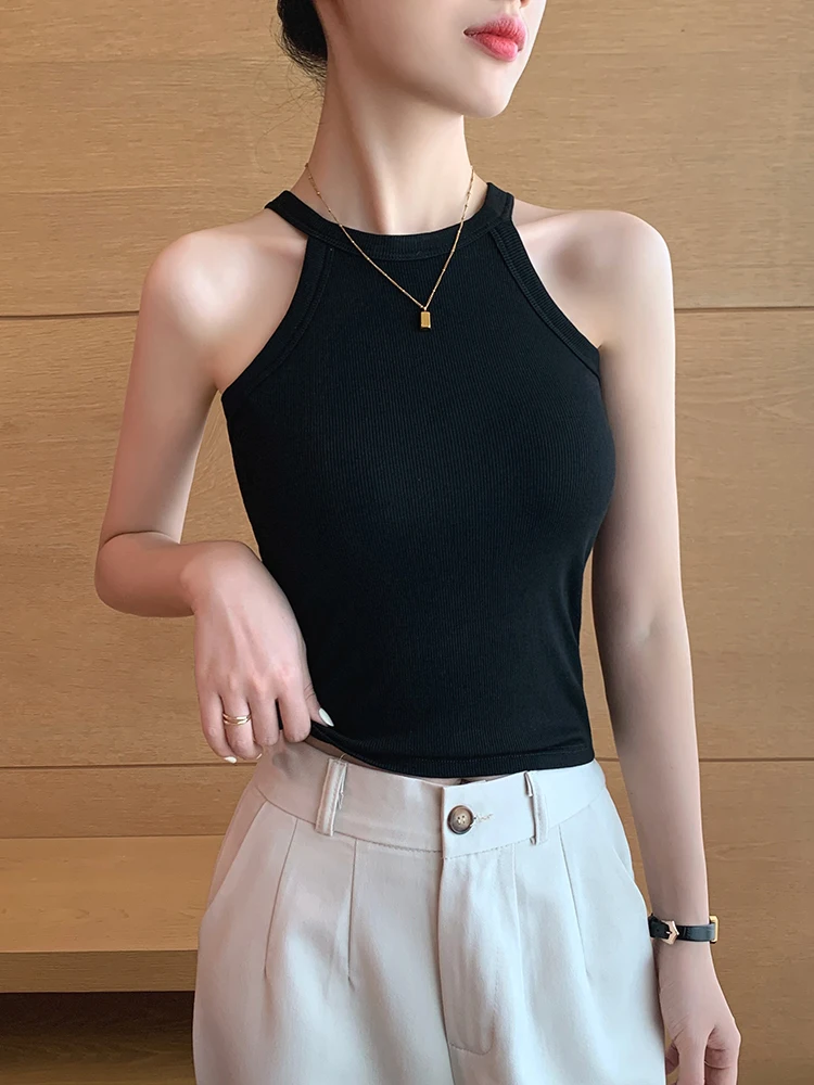 

Женская майка черного цвета с накладкой на грудь. Не подвесной дизайн. Летняя внутренняя и внешняя одежда. Базовый слой. Встроенный красивый...