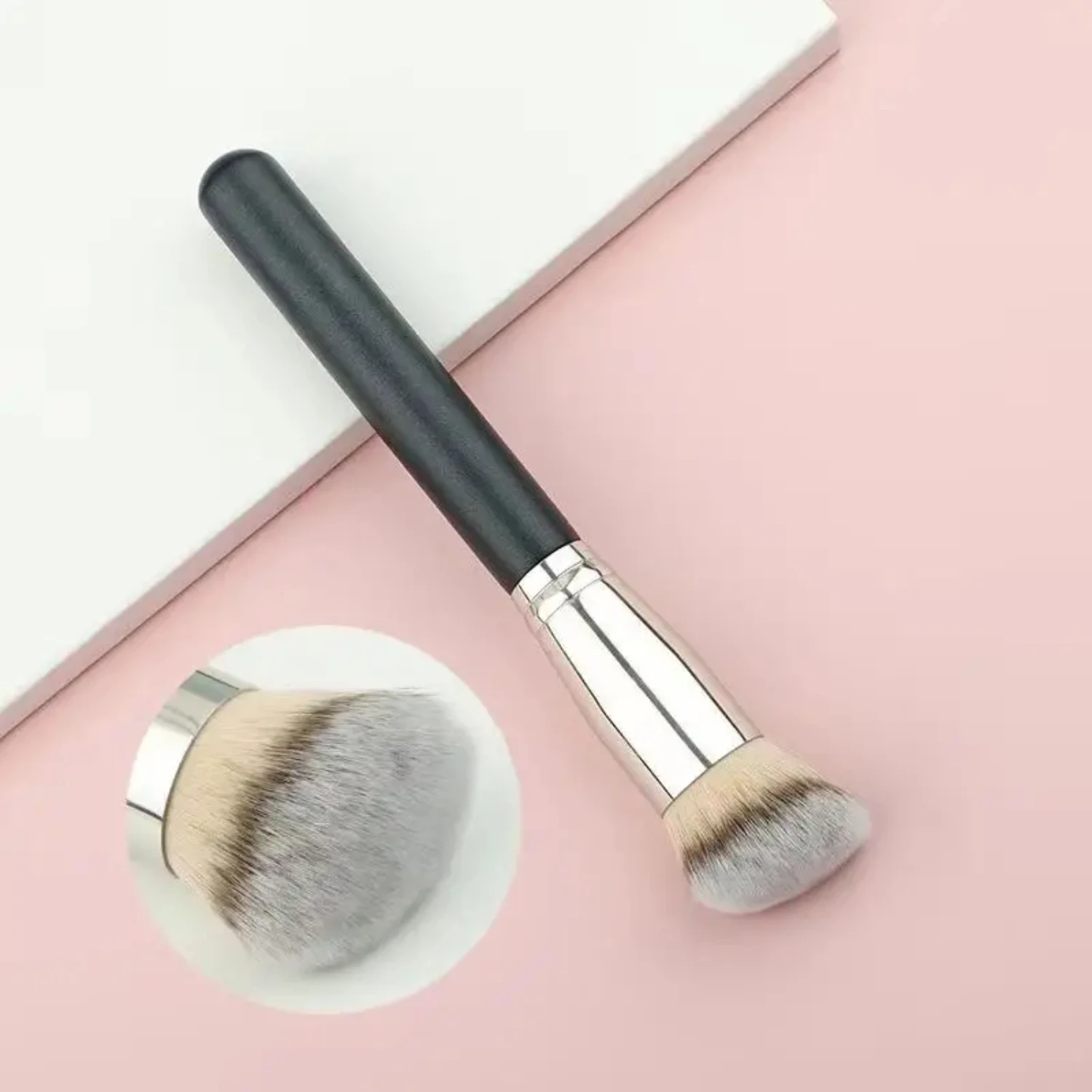 

Synthetic, Soft, and Luxurious 1pc Kabuki Makeup Brushes - Perfect for Blending Liquid, Cream, and Setting Powder