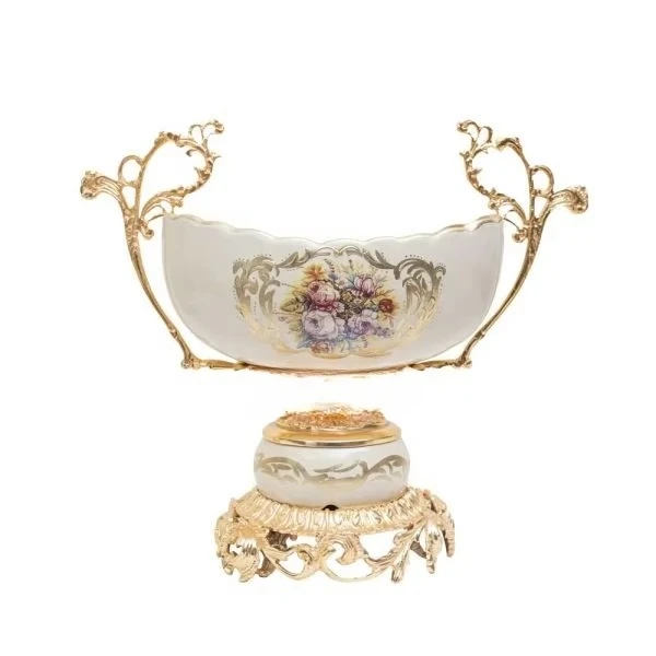 طقم مزهرية مزدوجة من البورسلين والنحاس الصلب الذهبي مع وعاء مركزي مزين بالزهور