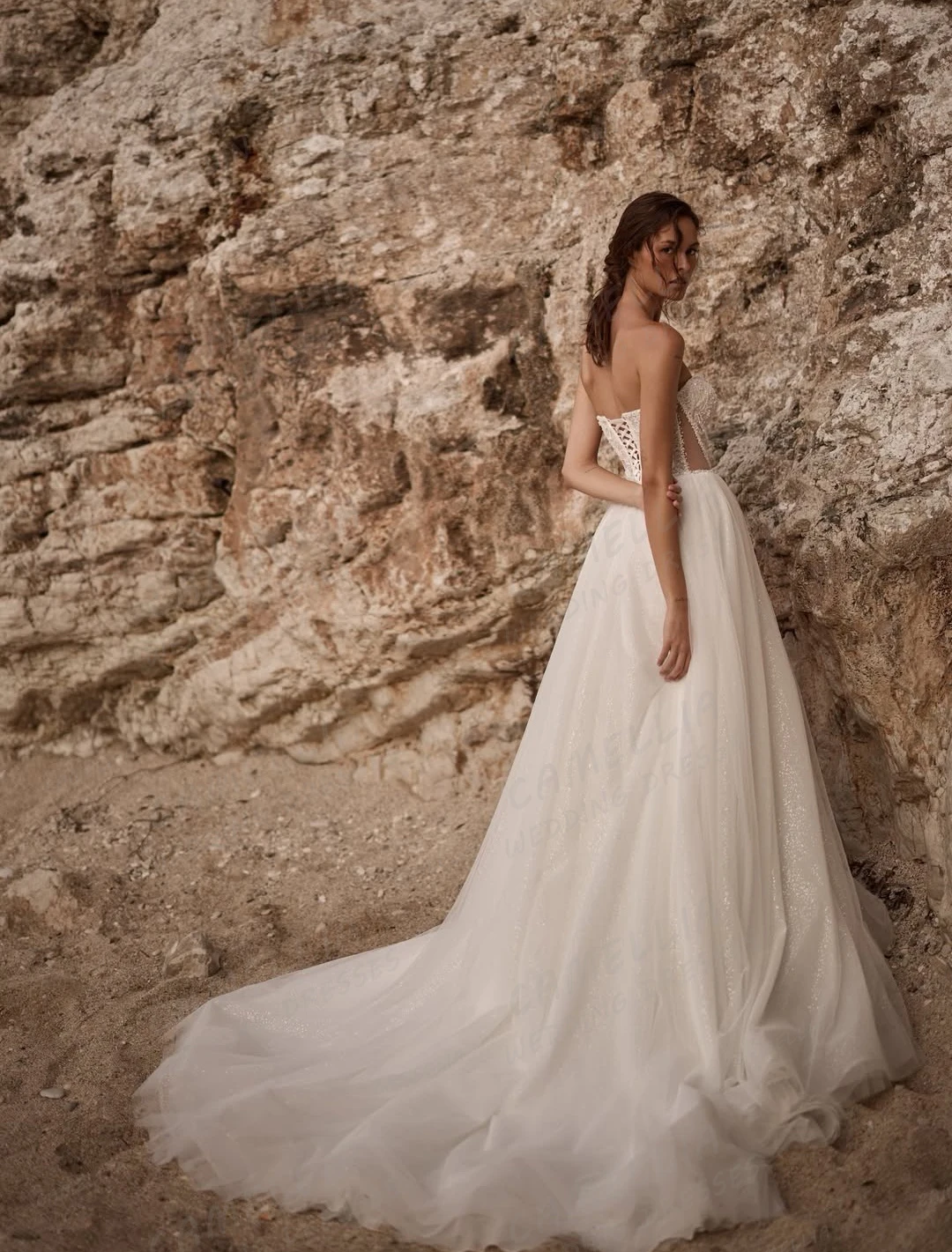 ชุดแต่งงานเรียบหรูทรงเอไลน์สำหรับผู้หญิง ประดับเลื่อมและลูกไม้ ผ่าข้าง คอวีหวาน  ชุดเจ้าสาวแบบสั่งตัดได้