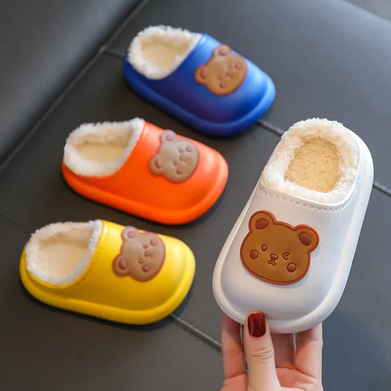 Zapatillas de algodón cálidas para Bebé y Niño, pantuflas impermeables para casa para niña, oso de dibujos animados, toboganes de interior,