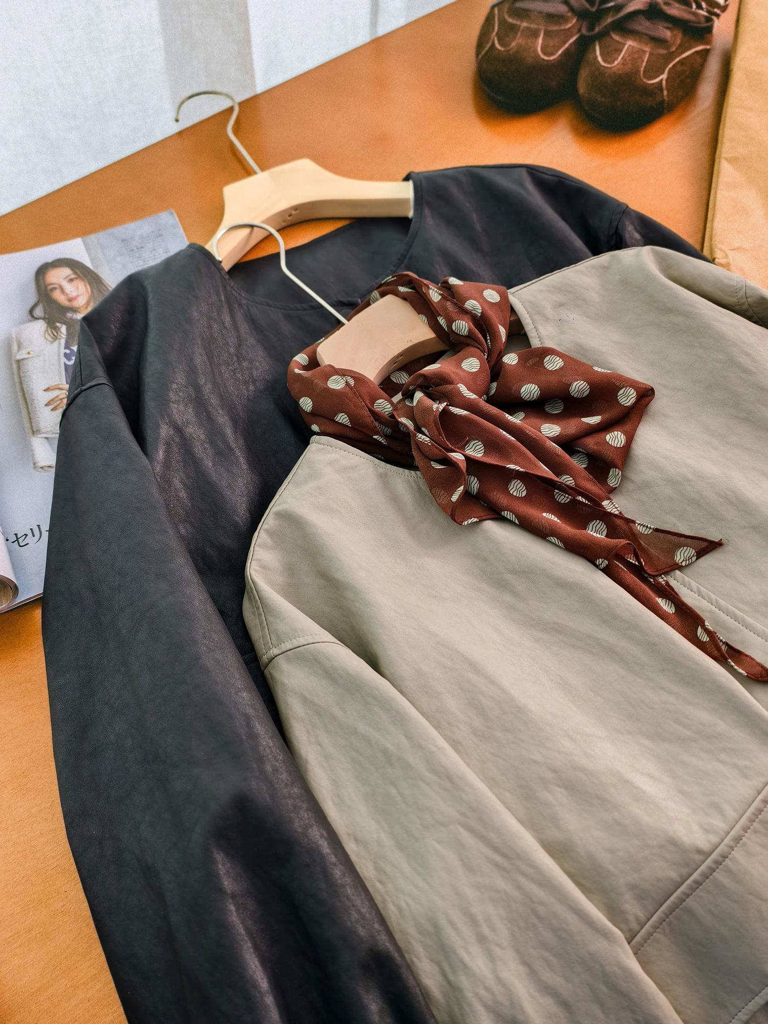 滑らかなプロテインレザーコート、ラウンドネック、ボタンダウン、春の新作カジュアルウェア、ショート丈、無地、レディースアウター