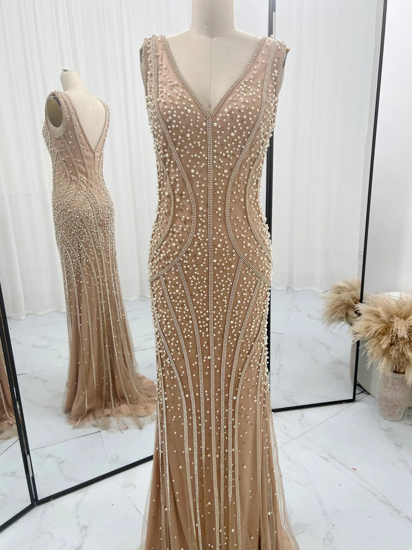 Champagne Color Low -Cut Sexy V -Neck Nail Nail Sleeveless Performance Banquet Night Dress M1426