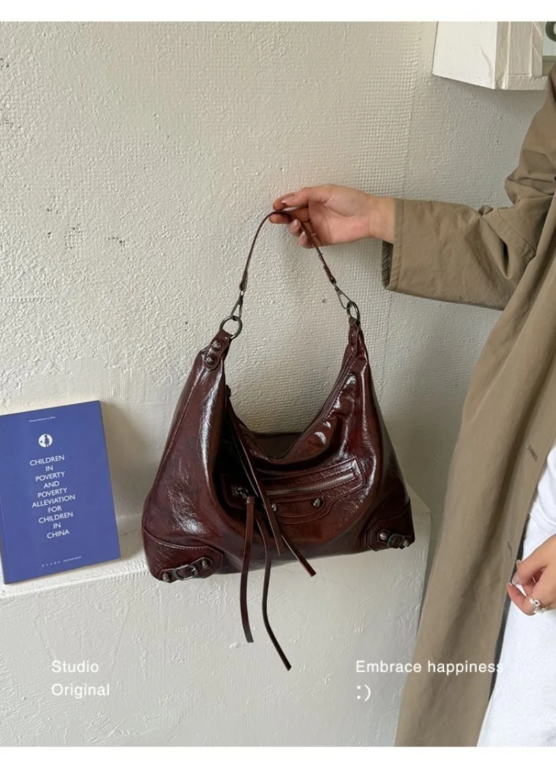 CEEKAY Damen Hobo-Tasche, Schwarz, Glänzendes PU-Leder, Große Schulterhandtasche mit Reißverschluss-Detail, für den täglichen Arbeitsweg, Casual, Minimalistisch – Detail 4
