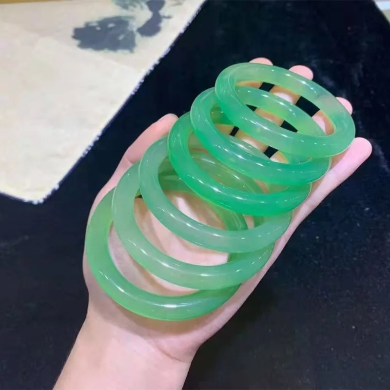 

Браслет из агата-халцедона цвета ледяного яблока, женский, модный и легко сочетаемый.