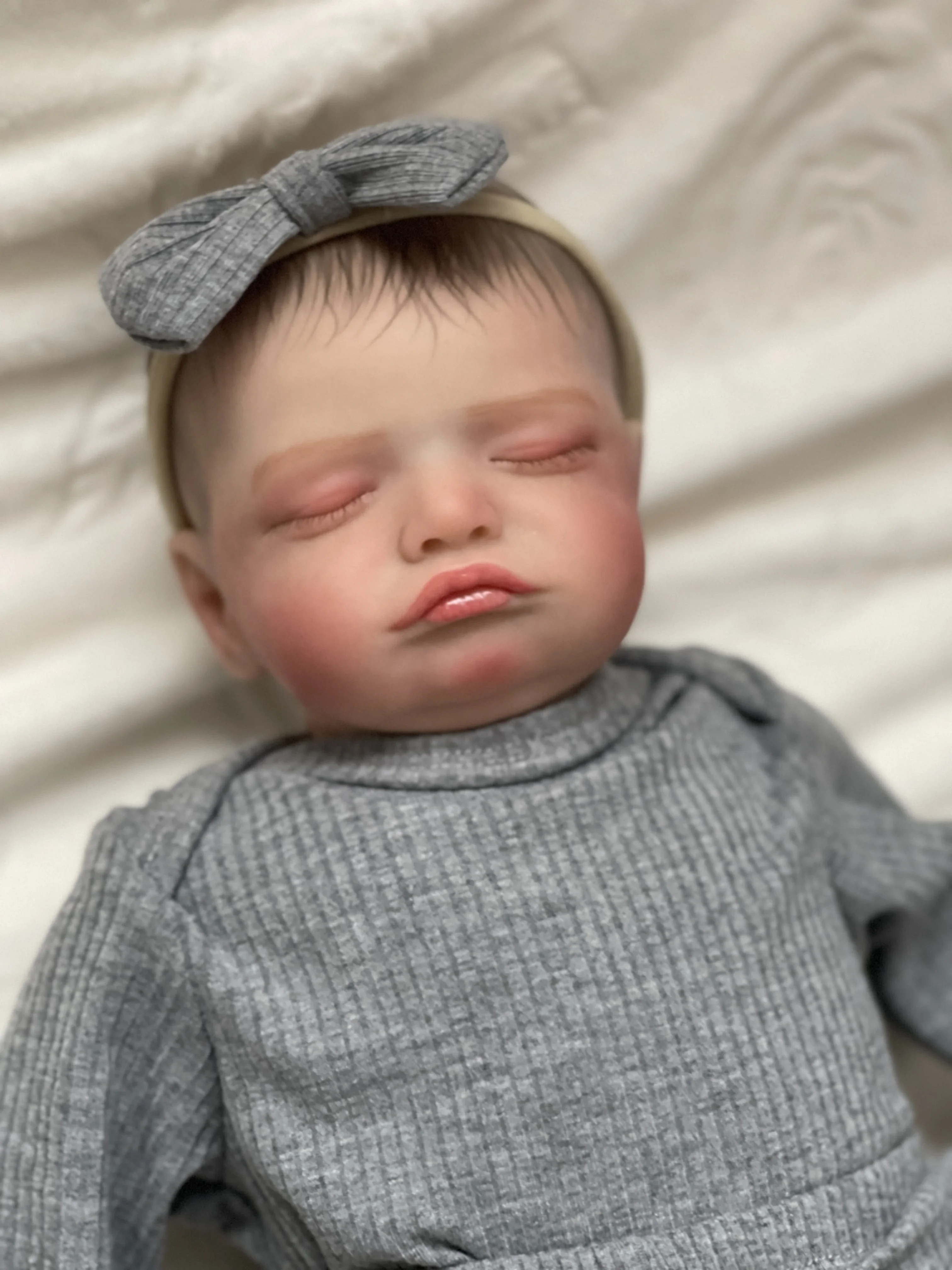 45 ซม.Rosalie Reborn ตุ๊กตาทารกแรกเกิดตุ๊กตา Sleeping Baby Handmade ทาสีเหมือนจริง 3D ผิวที่มองเห็นได้เส้นเลือดมือวาดผม