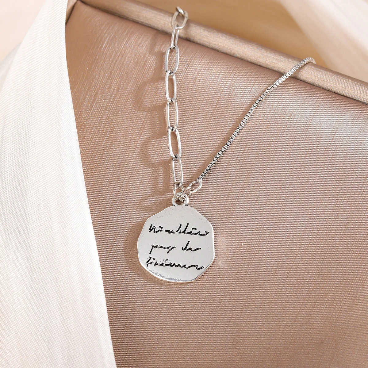 

Новая ретро нерегулярная круглая цепочка для карточек из стерлингового серебра 925 пробы с геометрическими буквами, изысканные ожерелья с подвесками XL130