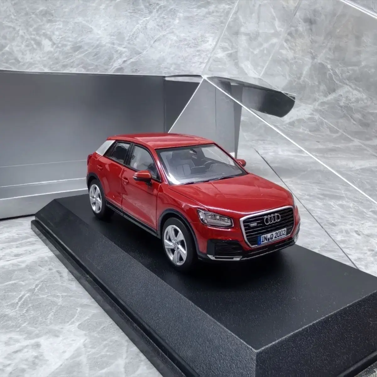 About 10 Cm, Normal Person Ornament, Original 1/43 Audi AUDI Q2 Alloy Car Model