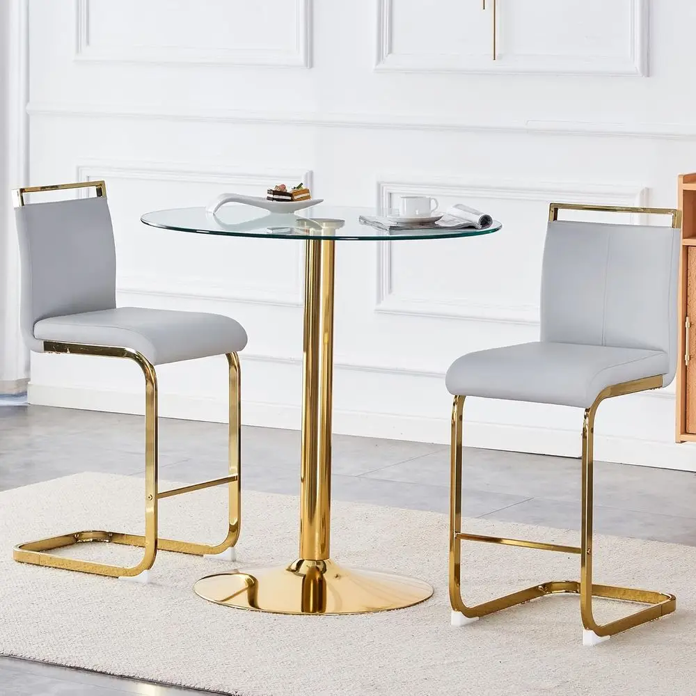 

Круглый стеклянный обеденный стол или комплект из 2 стульев, маленький круглый кухонный стол с золотистым металлическим основанием и светло-серой обивкой из высококачественной искусственной кожи.