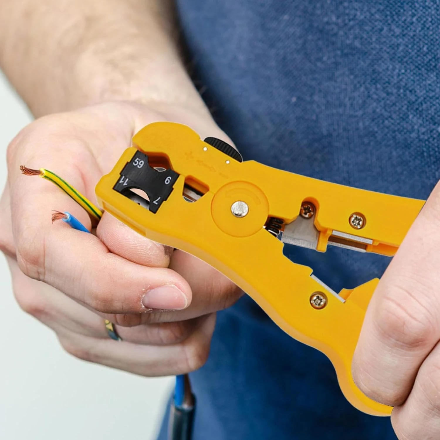 Efficient and Lightweight Coaxial Cable Stripper Tool Kit for Convenient, Damage-Free Stripping. Easy-to-Handle Design for Effor