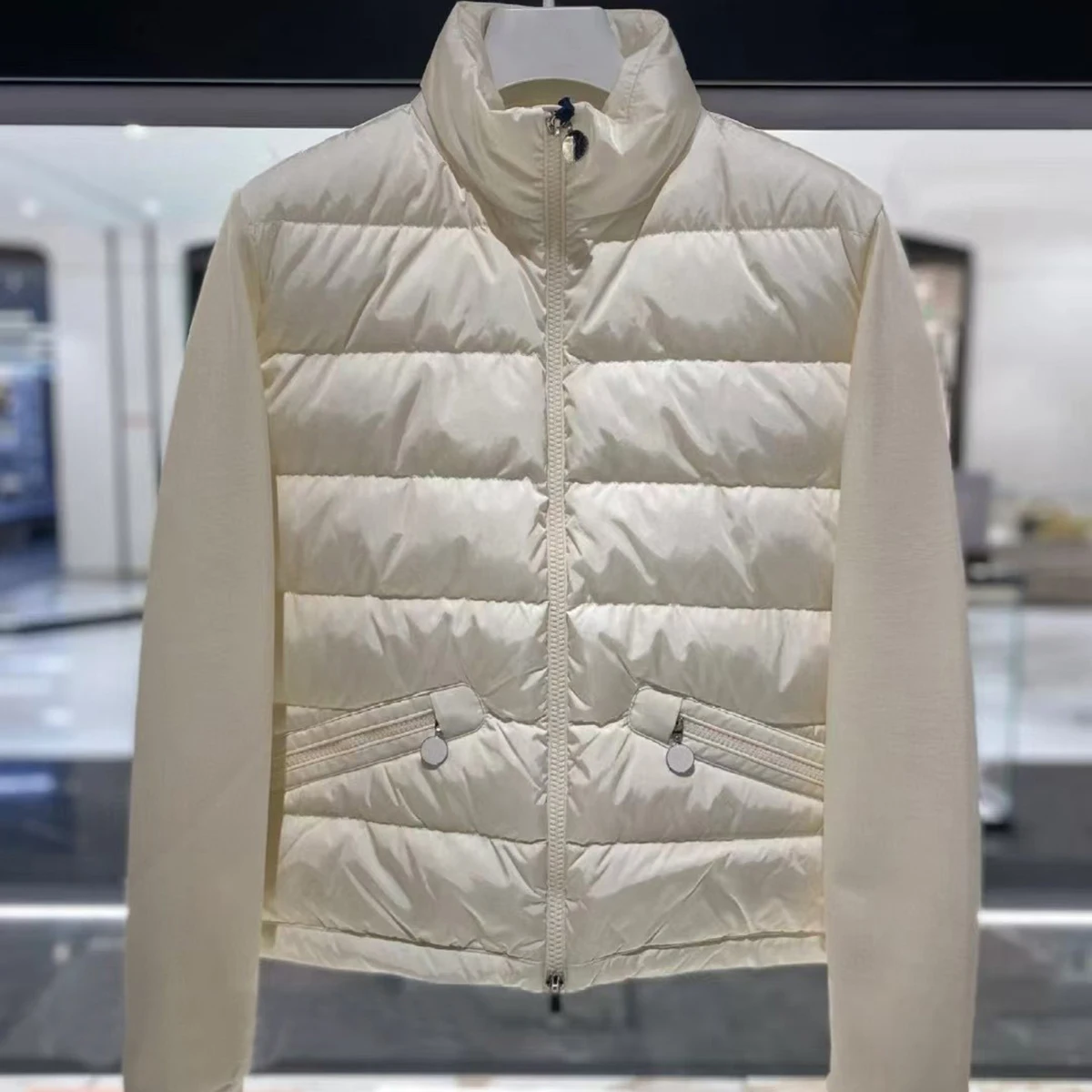 

Осенне-зимняя утепленная куртка-пуховик в уличном стиле, приталенная, с воротником-стойкой, повседневная, укороченная, с пэчворком, легкая, мягкая