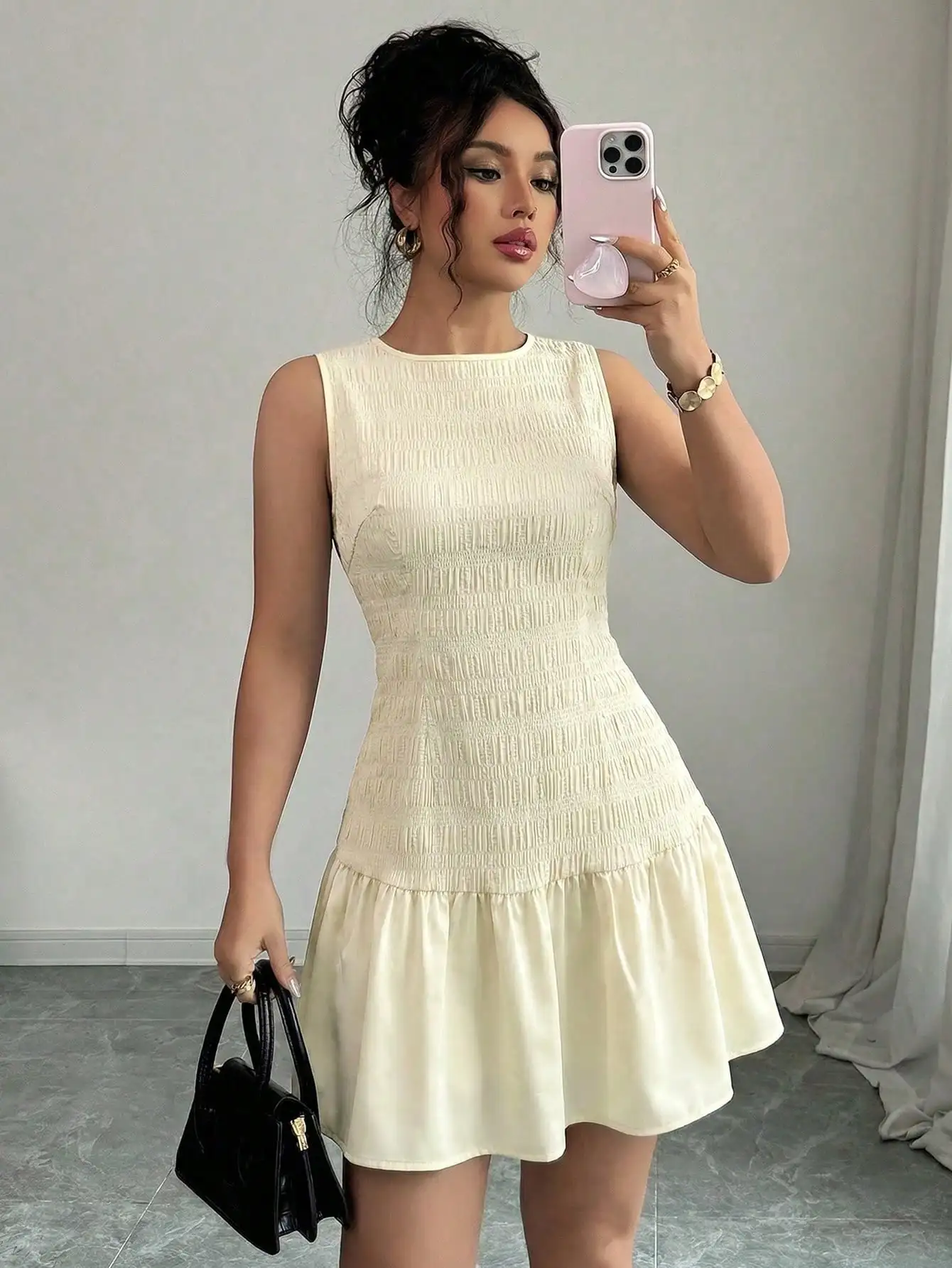 Cremefarbenes ärmelloses Smock-Minikleid für Damen, Rundhalsausschnitt, figurbetont und ausgestellt, lässiges Sommerkleid. – Detail 4
