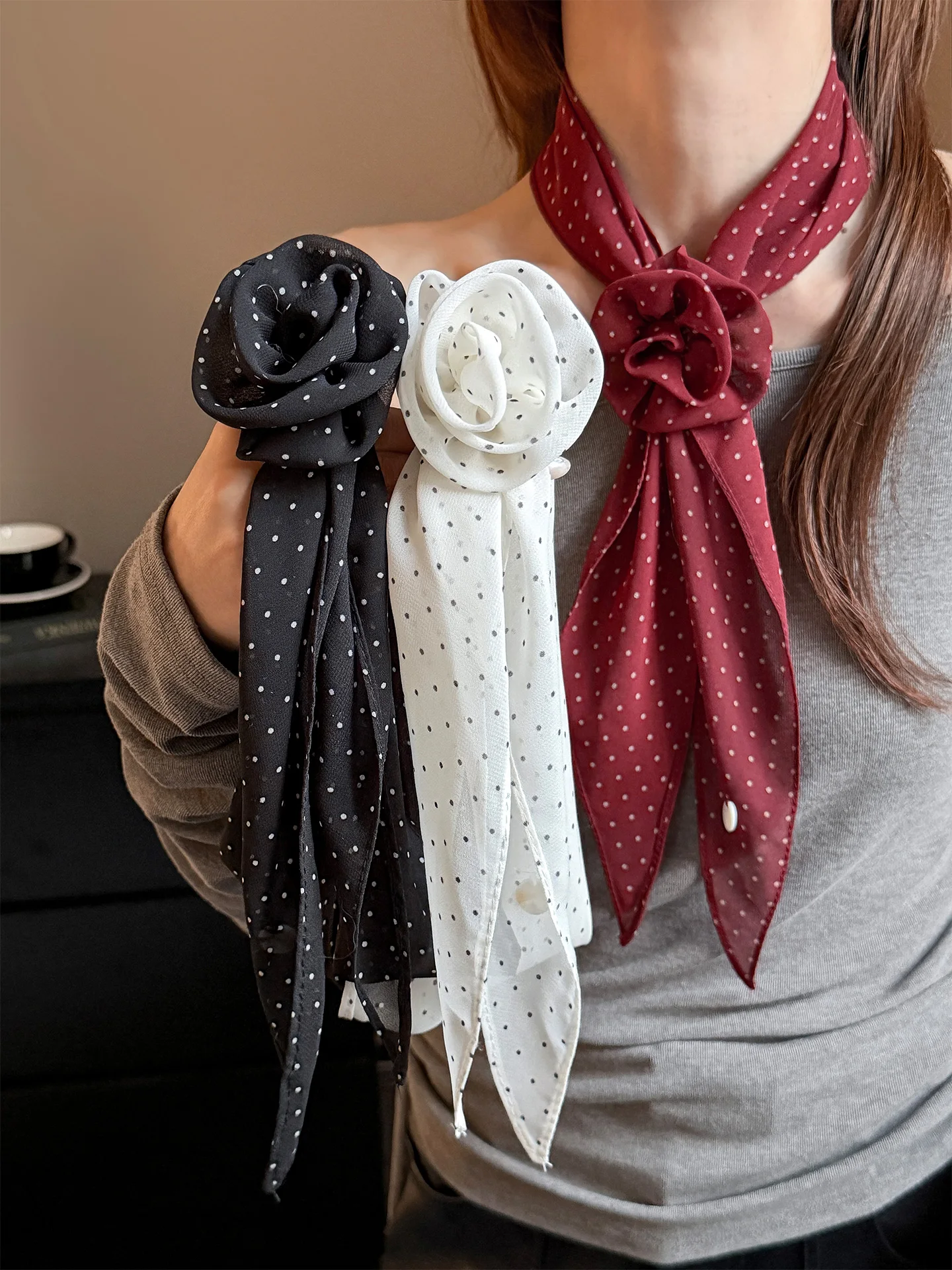 cachecol-longo-e-retro-com-estampa-de-poas-e-rosas-acorio-de-moda-para-mulheres-ideal-para-csas-na-primavera