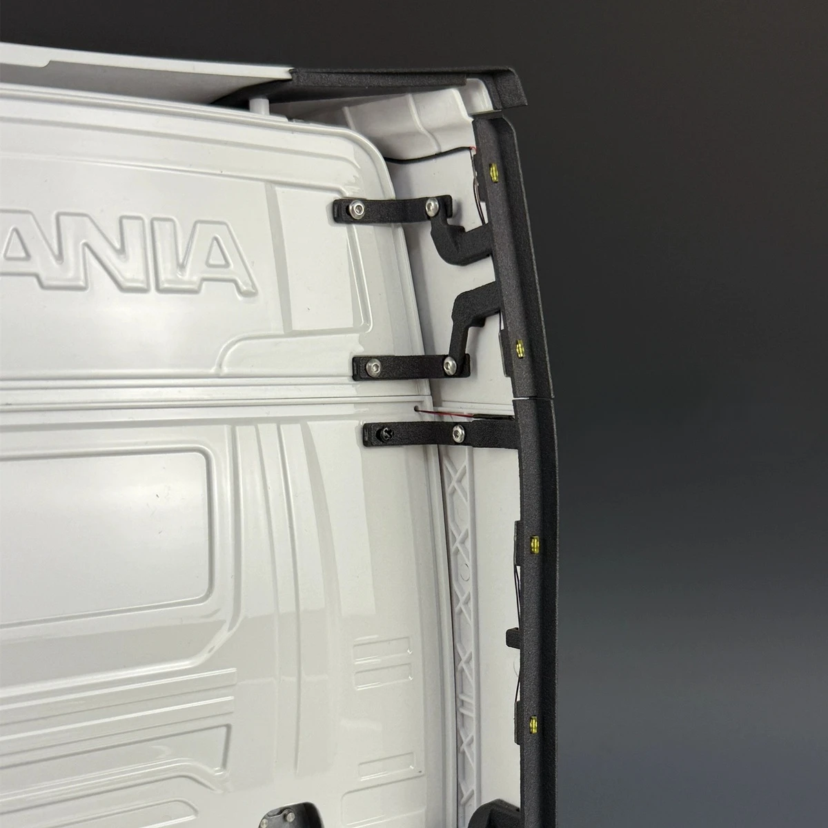 

Rear Spoiler Lights Bars for Tamiya 1/14 RC Truck Scania 770s Back Spoiler Lamp Bars 1:14 Tractor Trailer DIY Parts