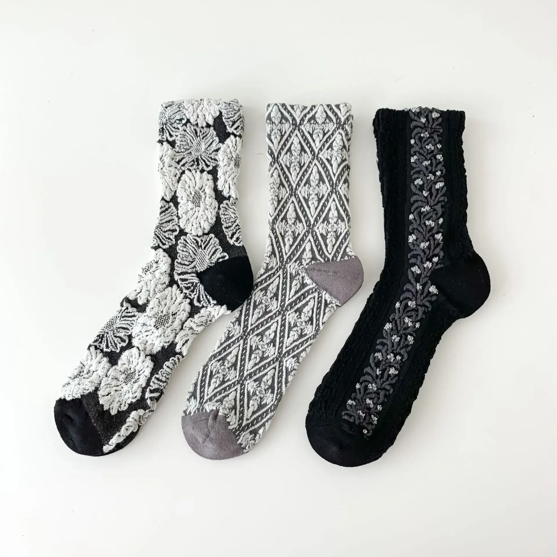 Skarpetki damskie kwiatowe tłoczenie Harajuku Vintage Streetwear bawełniane długie skarpetki moda etniczna Lolita Kawaii śliczne środkowe podkolanówki