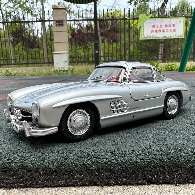 Schuco 1/18  300SL Coupe silver red interior Metal model classic car for a friend\'s birthday present