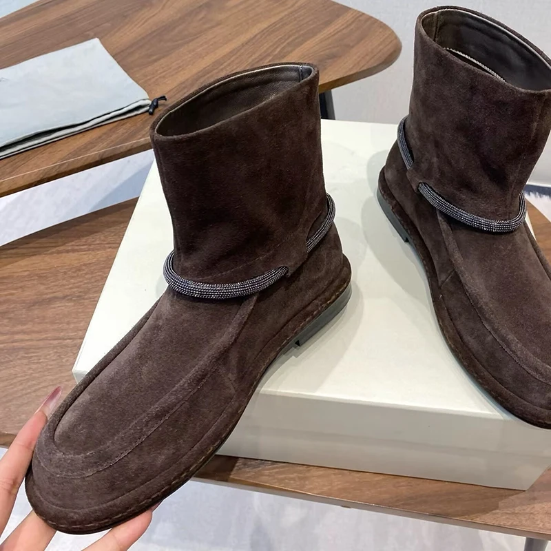 

Новинка 2025 года, короткие ботинки из коровьей замши с декором из бисера, женские ботинки для верховой езды с круглым носком и плоской подошвой, осень-зима, ботильоны в стиле ретро