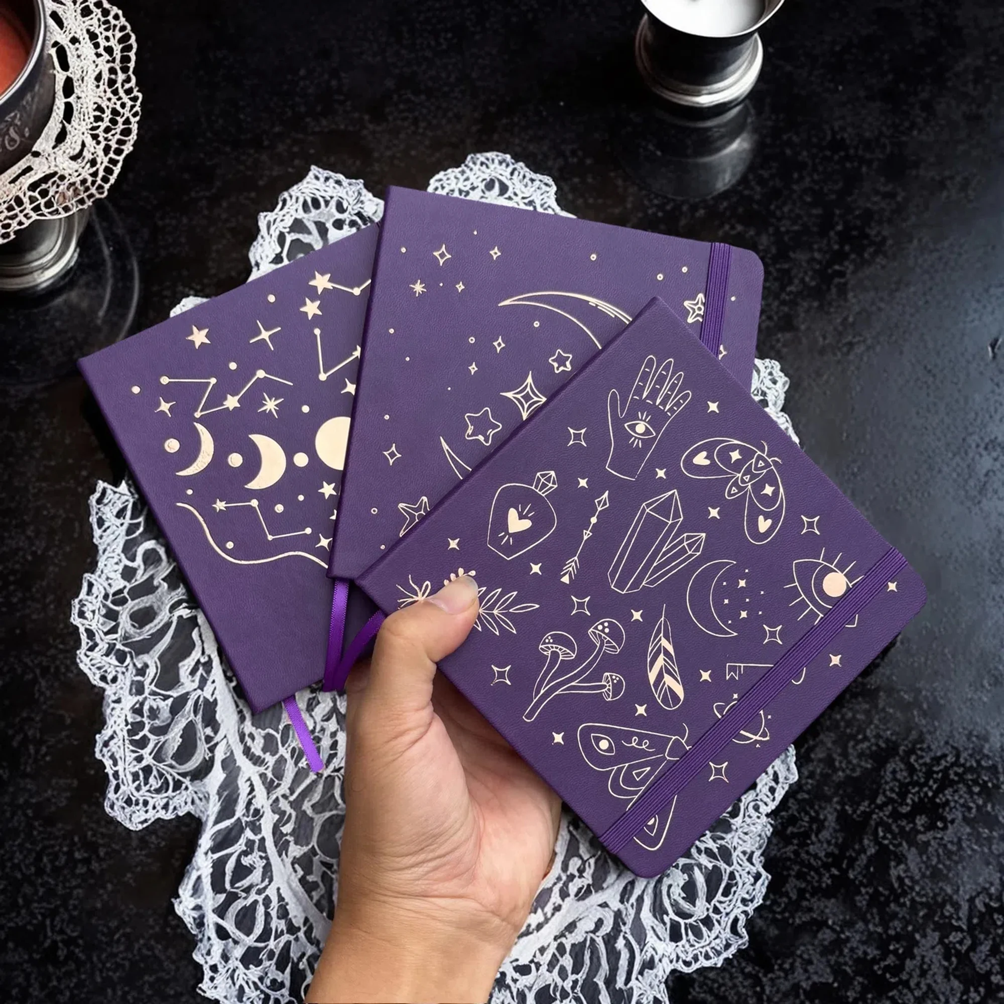 Diario de puntos cuadrado BUKE – 14x14 cm / 5,5"x5,5" |   Papel de bambú 180 g/m2 |   Fundas de lámina Boho y Celestial